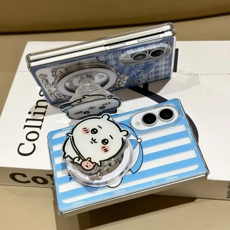 Phone Zone Accessories & Repair Photos - かわいい「ちいかわ」の「はちわ」デザインの磁石付きスマートフォンケース。Samsung Galaxy Z Fold8 Ultra、Fold7、6、5、4、W26、W25に対応。落下防止機能付きで、手に馴染む快適なグリップ感。